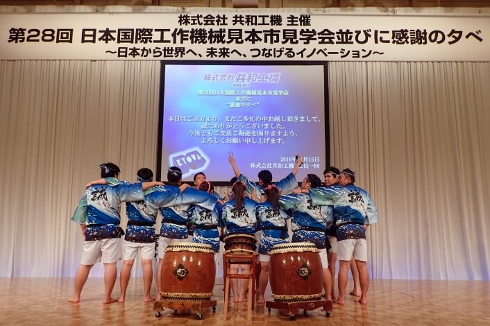 お客様や社員との親睦を深める展示会・感謝の夕べ